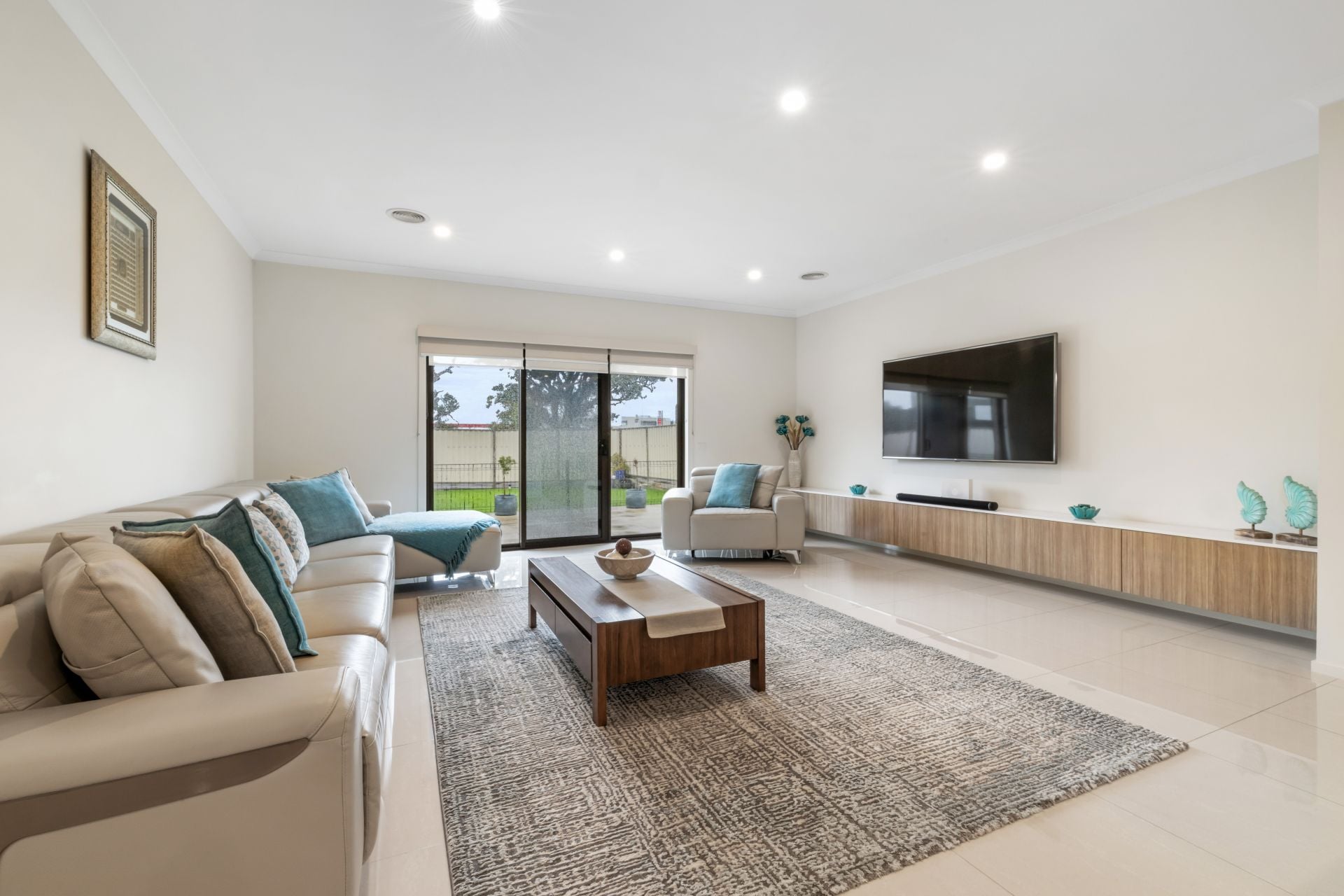 Modern Comfort And Entertaining On A Large Allotment