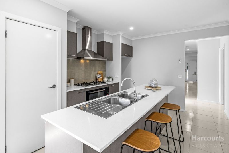 48 Royale Drive, Fraser Rise