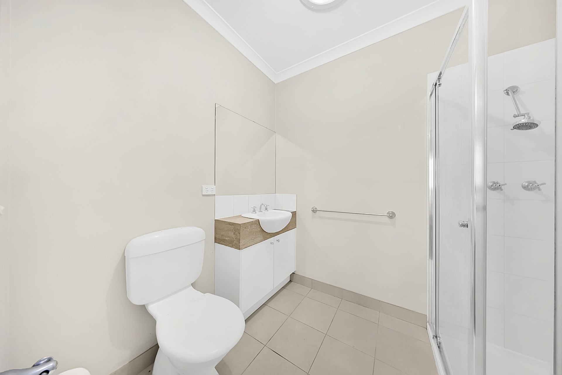 MODERN 3 BEDROOM HOME IN AURORA ESTATE..