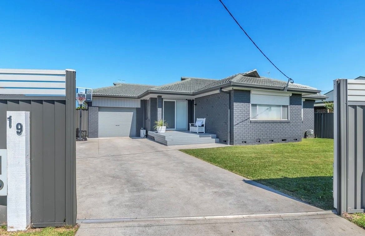 19 Hume Boulevard, Killarney Vale NSW
