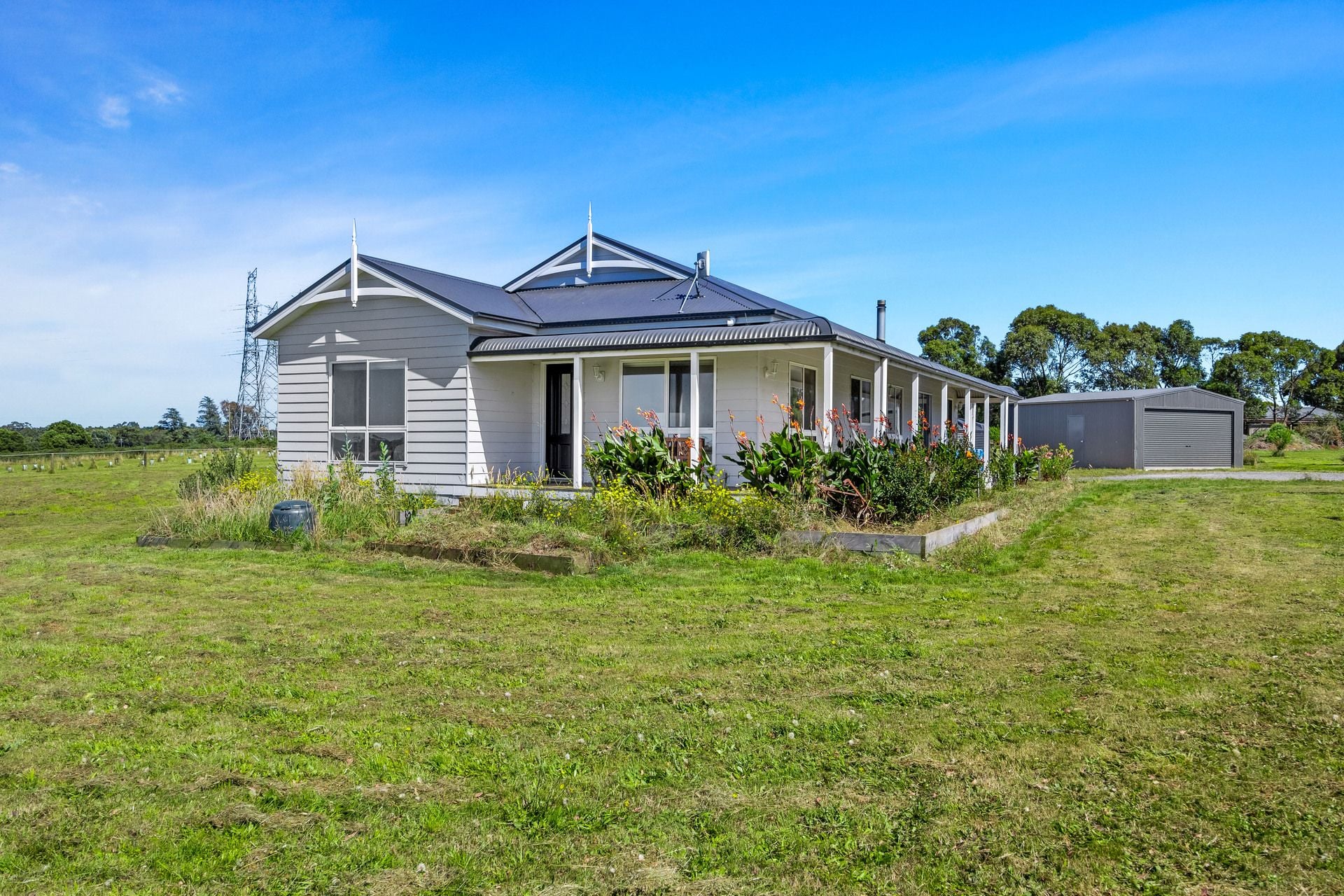 2.5 Acres! 3BRS+2 Living, stunning outlook, Warrenheip - Thumbnail 3