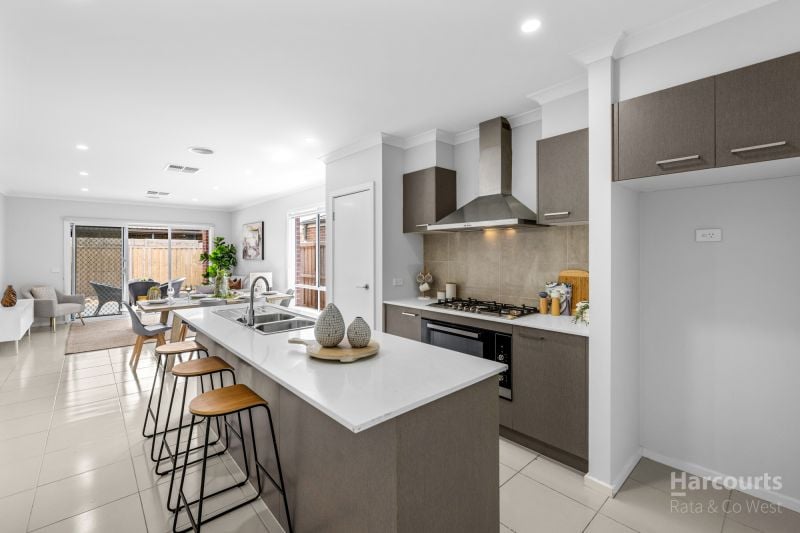 48 Royale Drive, Fraser Rise