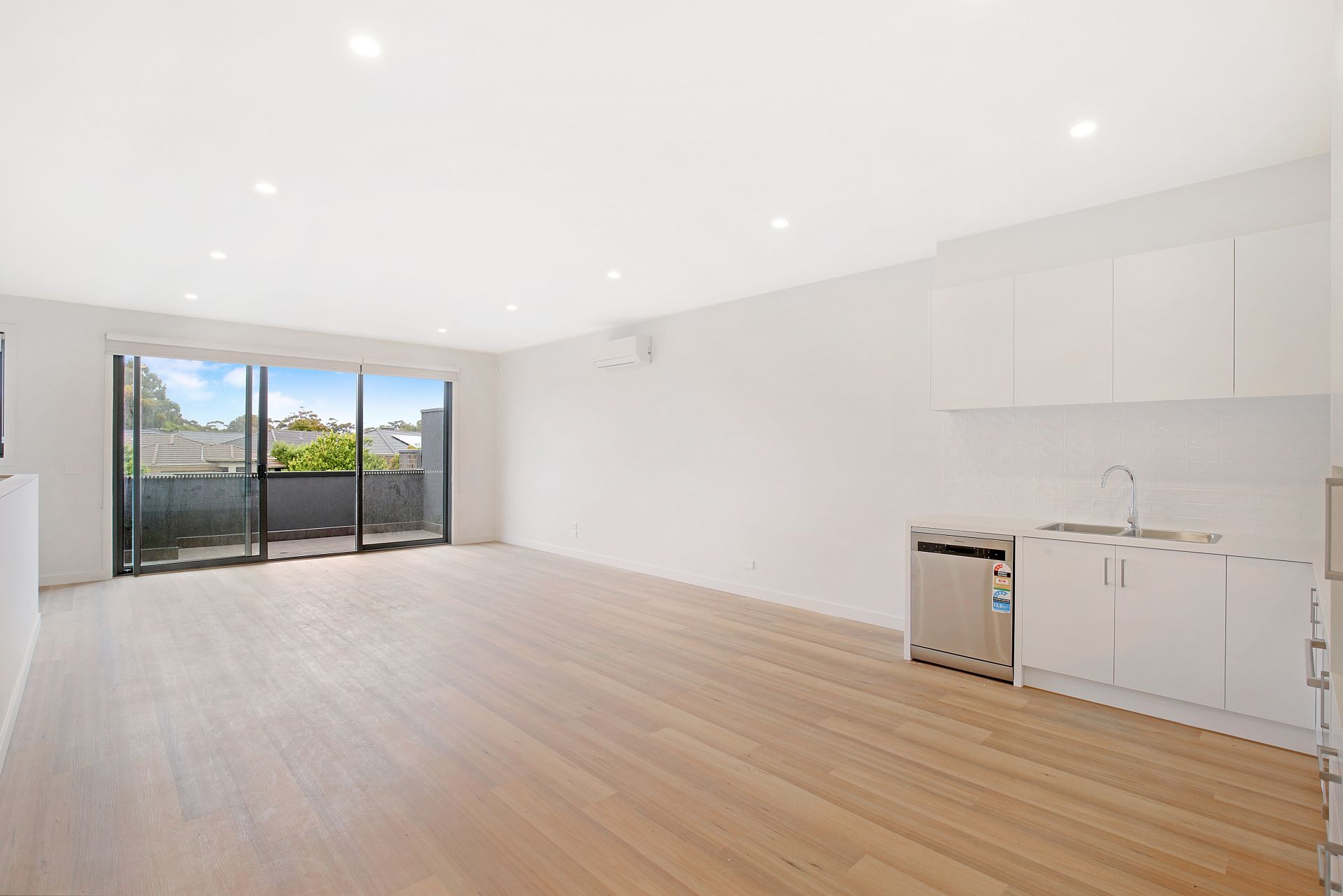 Like- new Townhouse!