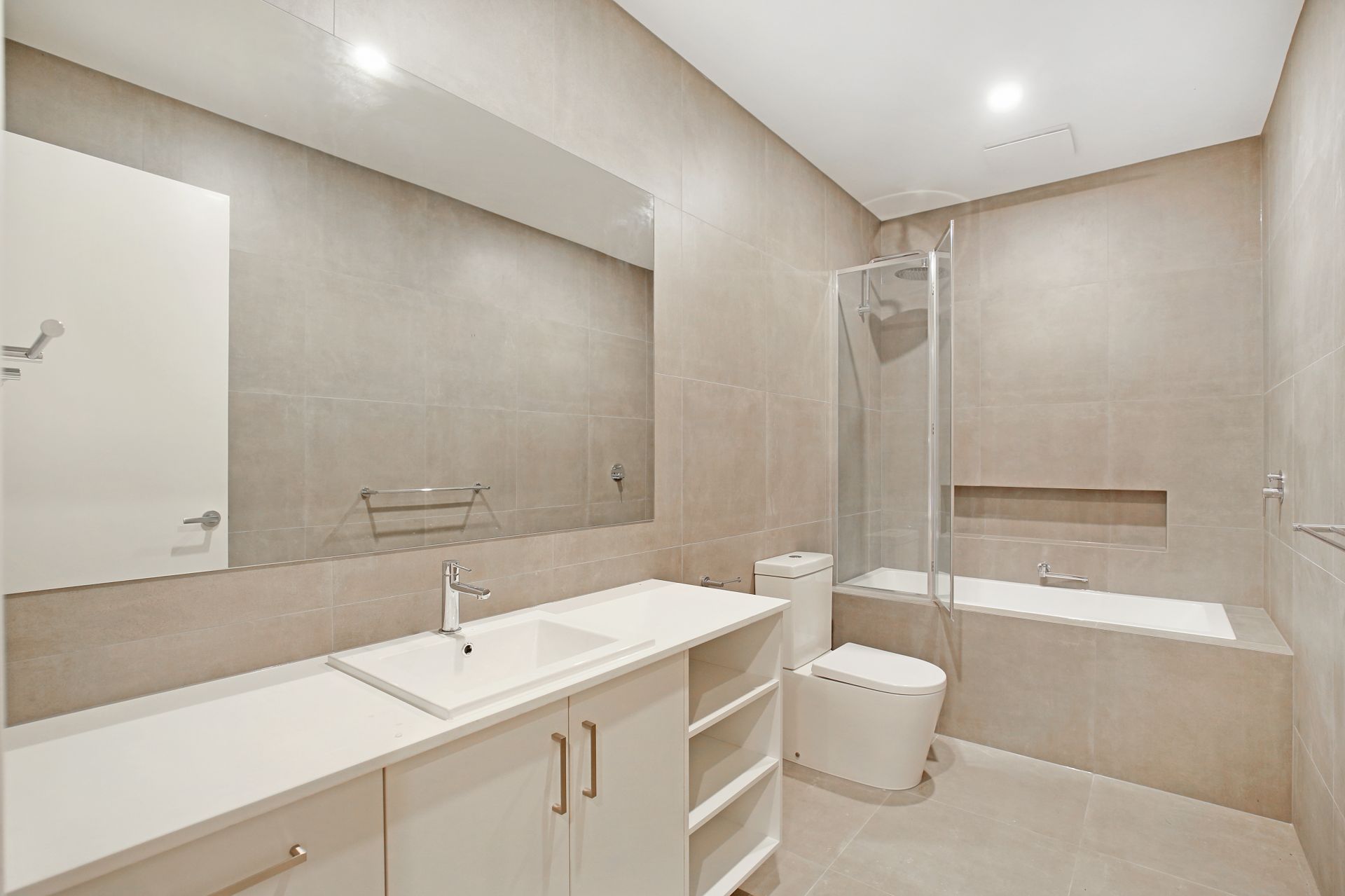 Like- new Townhouse!