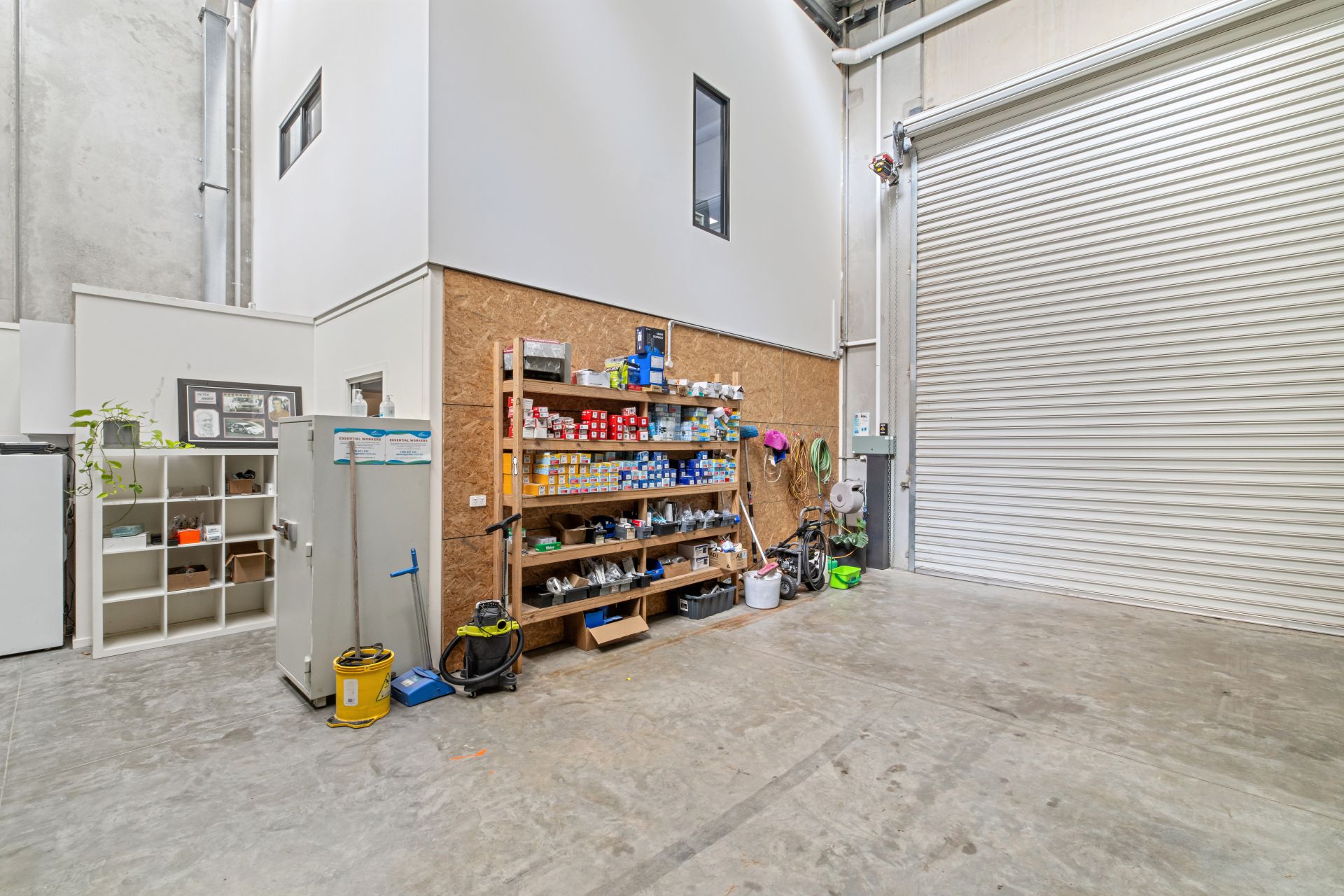 QUALITY WAREHOUSE 166m2 (approx.)
