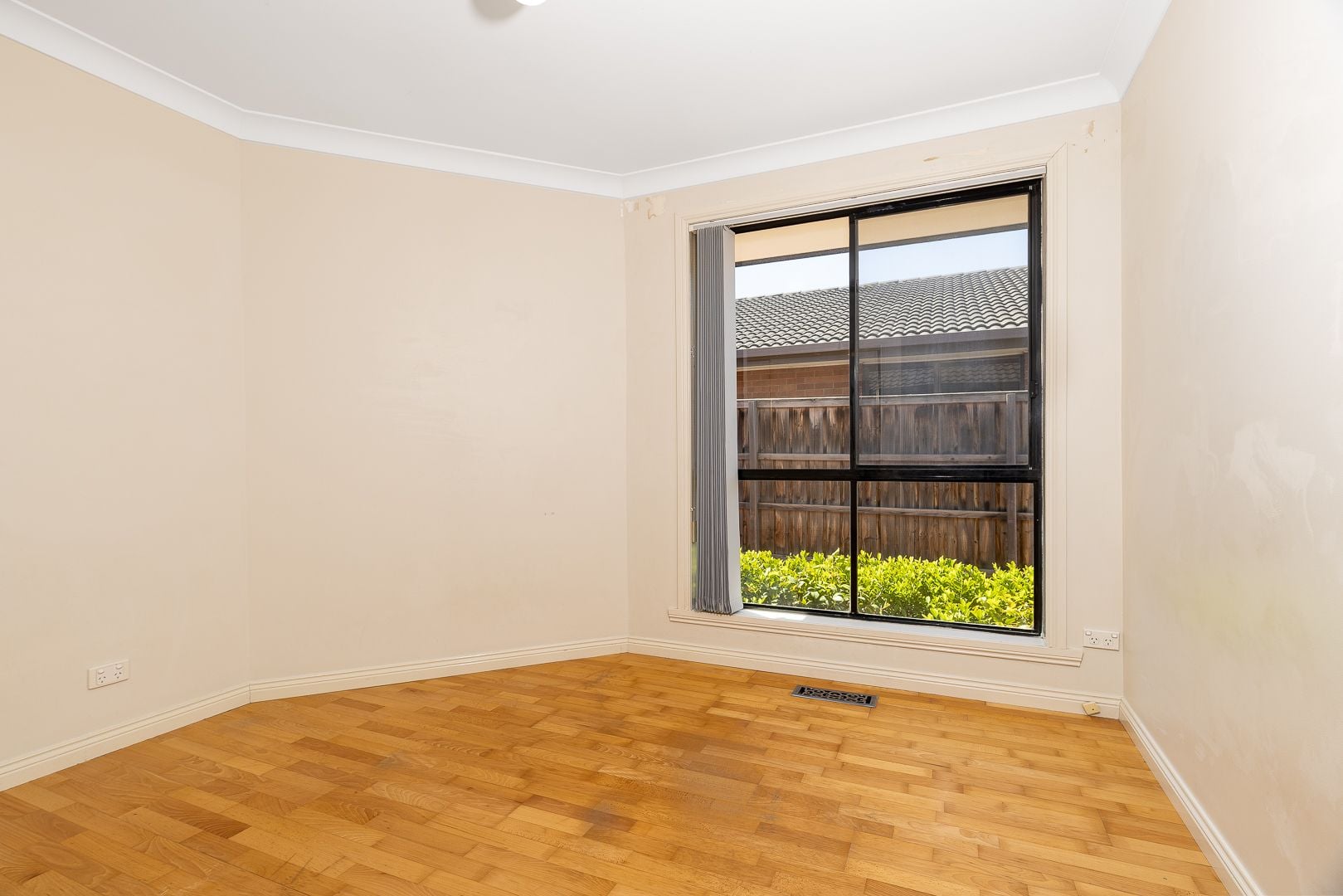 LOCATED CLOSE TO THOMASTOWN STATION