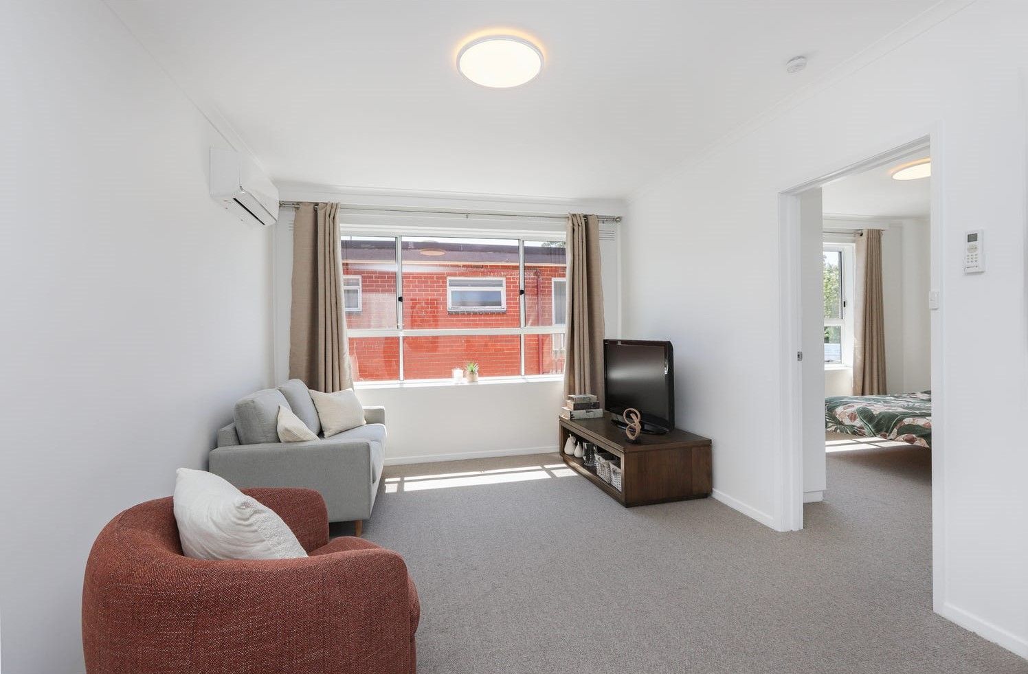 Bright One-Bedroom Apartment in Prime Location!