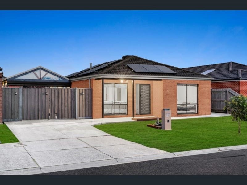 12 Nandaly Place Cranbourne West VIC