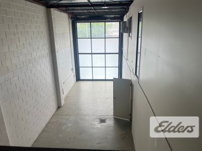 HIGHLY EXPOSED SHOWROOM ON WELLINGTON RD!