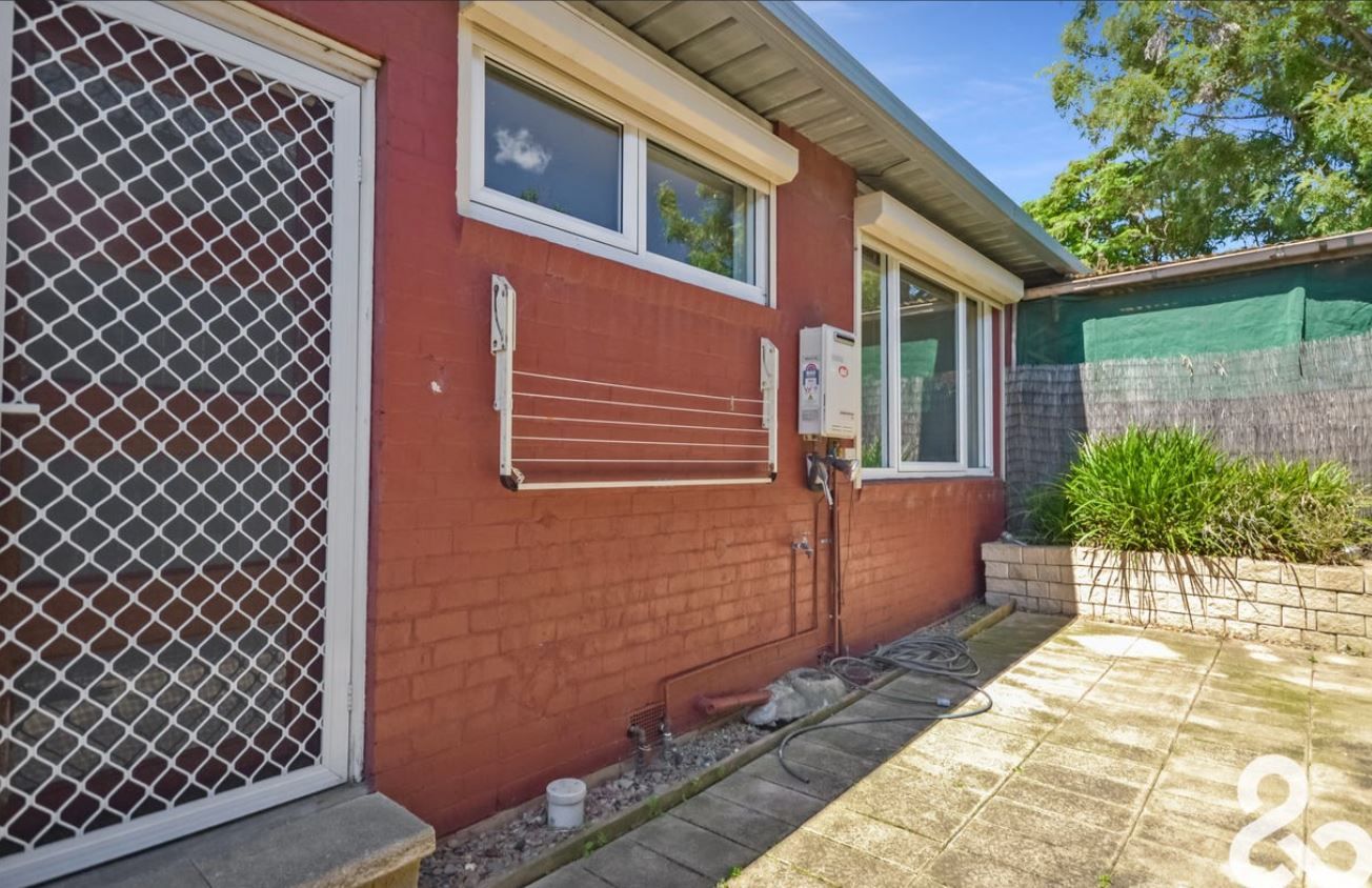 Stylish Renovated Unit in Prime Location – Walk to Northland - Water Usage Included!