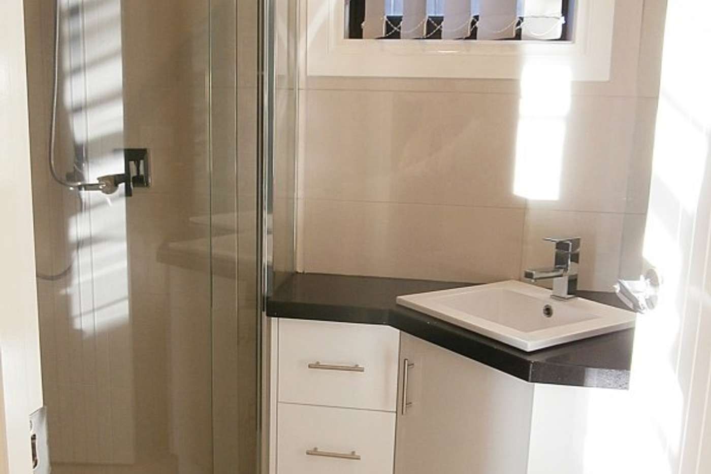 MODERN 2 BEDROOM TOWNHOUSE
