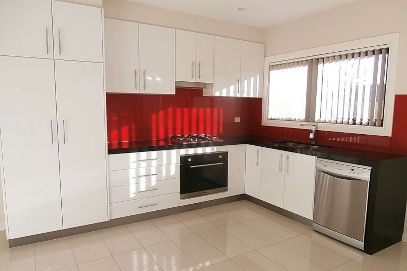MODERN 2 BEDROOM TOWNHOUSE