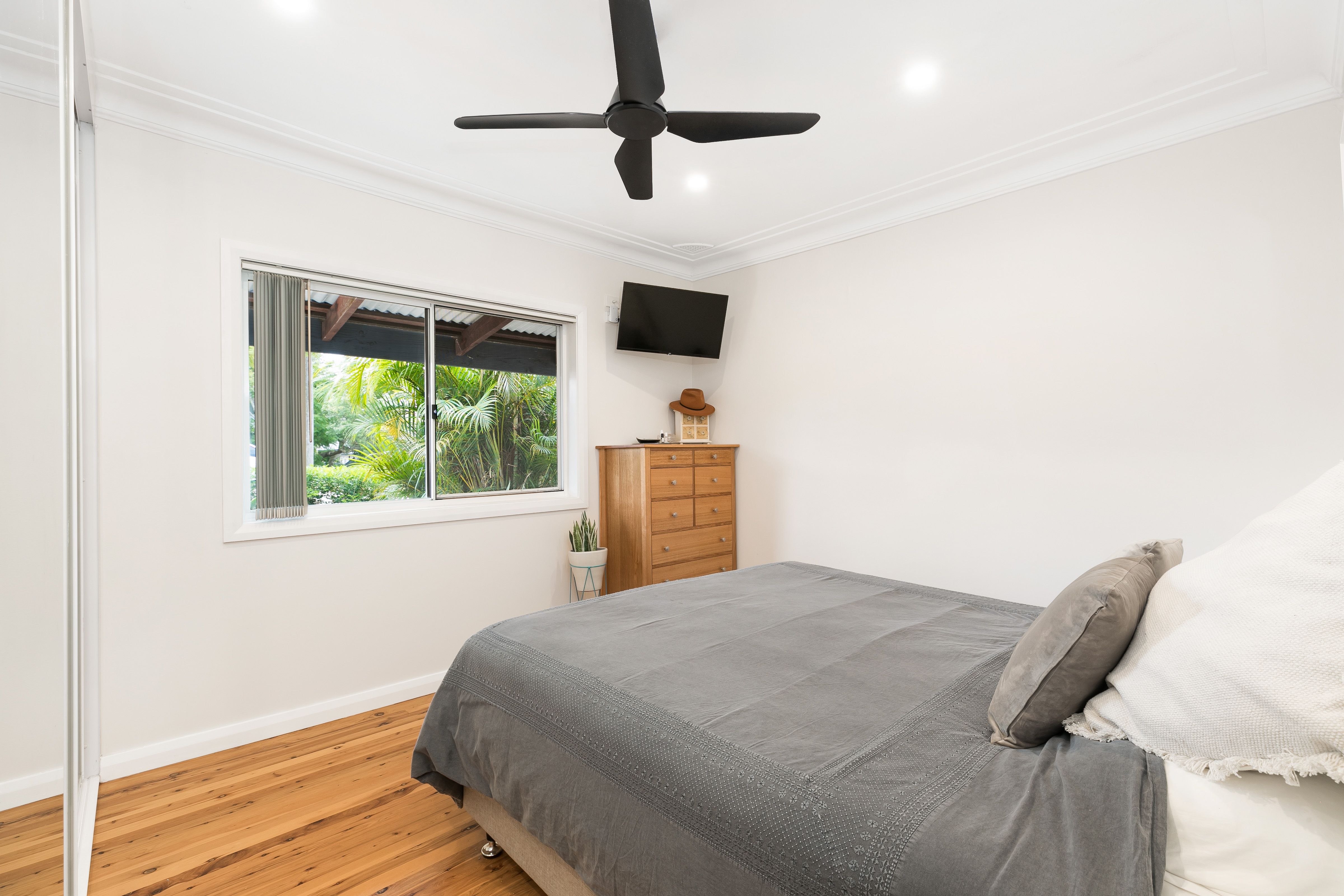 40 Snowden Avenue SYLVANIA 2224