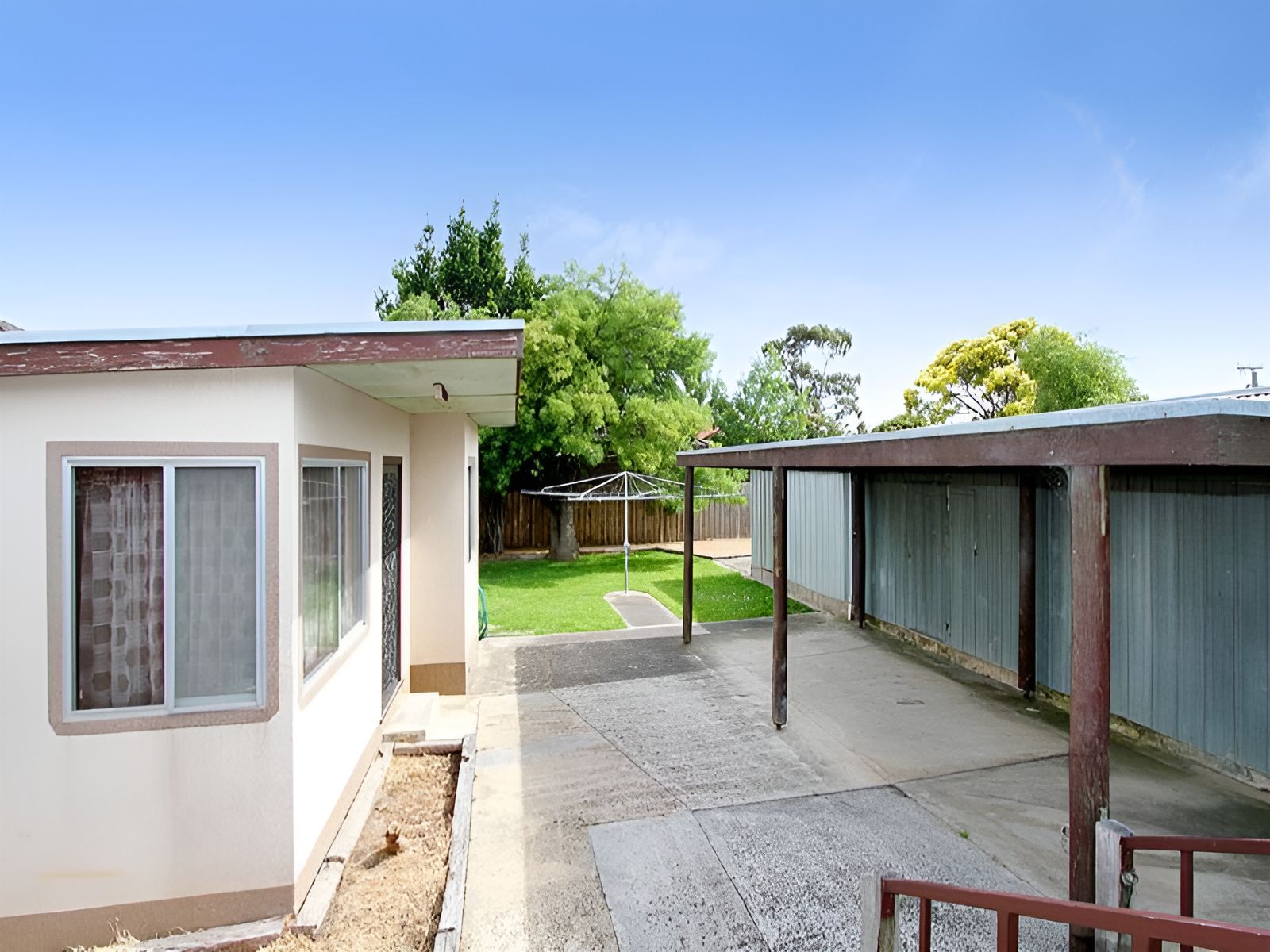 Cosy 3 Bedroom Home with Bungalow!