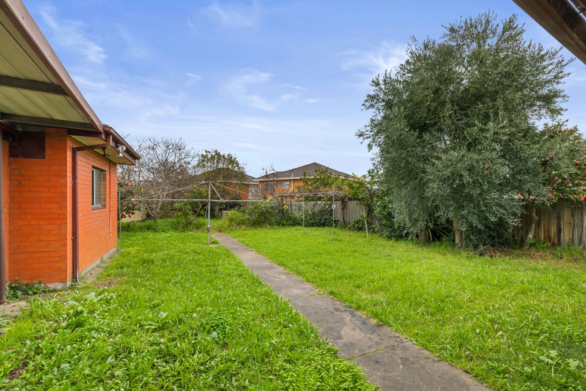 Spacious Family Home With Versatile Bungalow