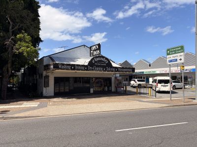 ICONIC STONES CORNER FREESTANDER