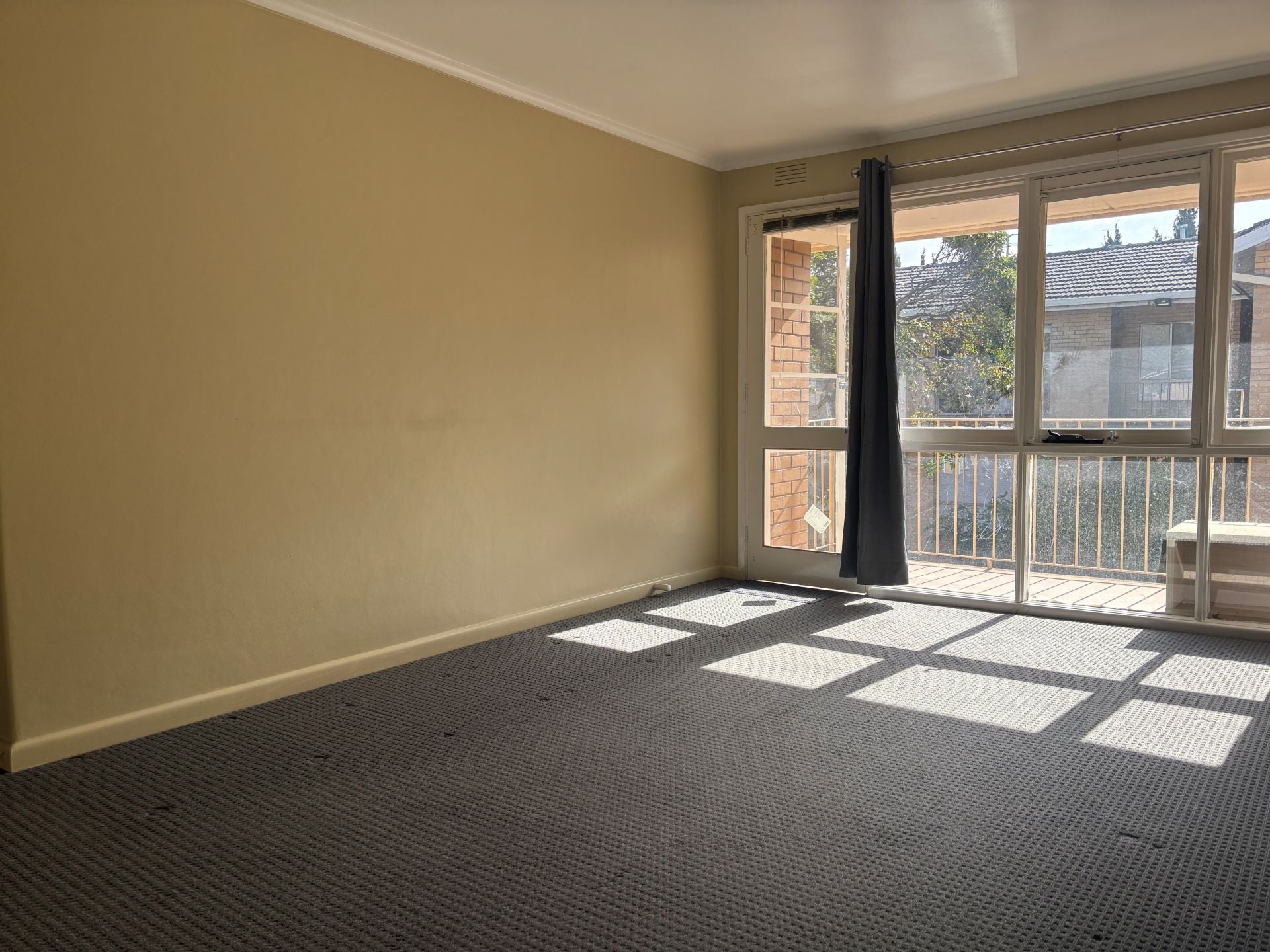 Bright & Convenient 2-Bedroom Unit in Ivanhoe