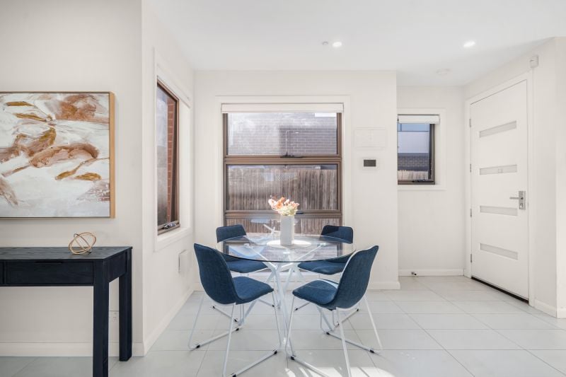 2/10 Dickens Street, Lalor