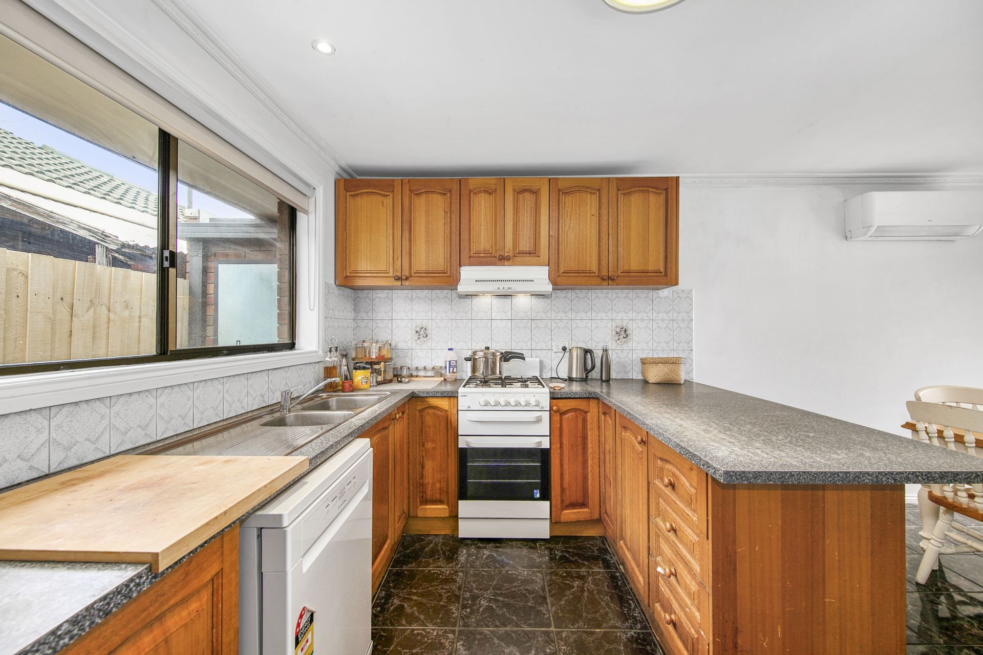 1/33 Merton Street, Altona Meadows - Thumbnail 2