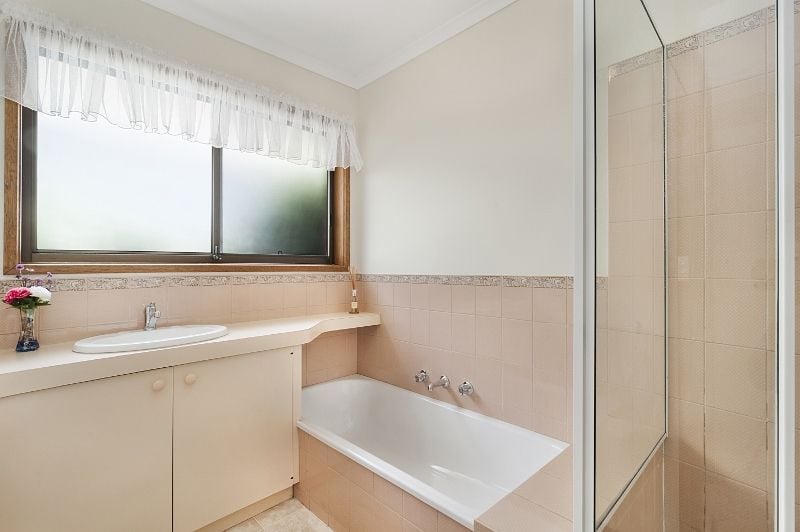 15 Howell Crescent KANGAROO FLAT VIC, Kangaroo Flat - Thumbnail 4