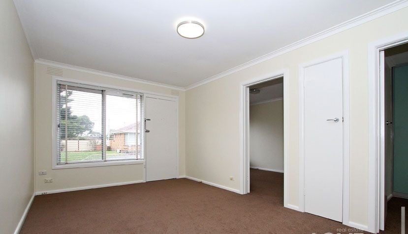 NEAT, TIDY & WELL LOCATED!