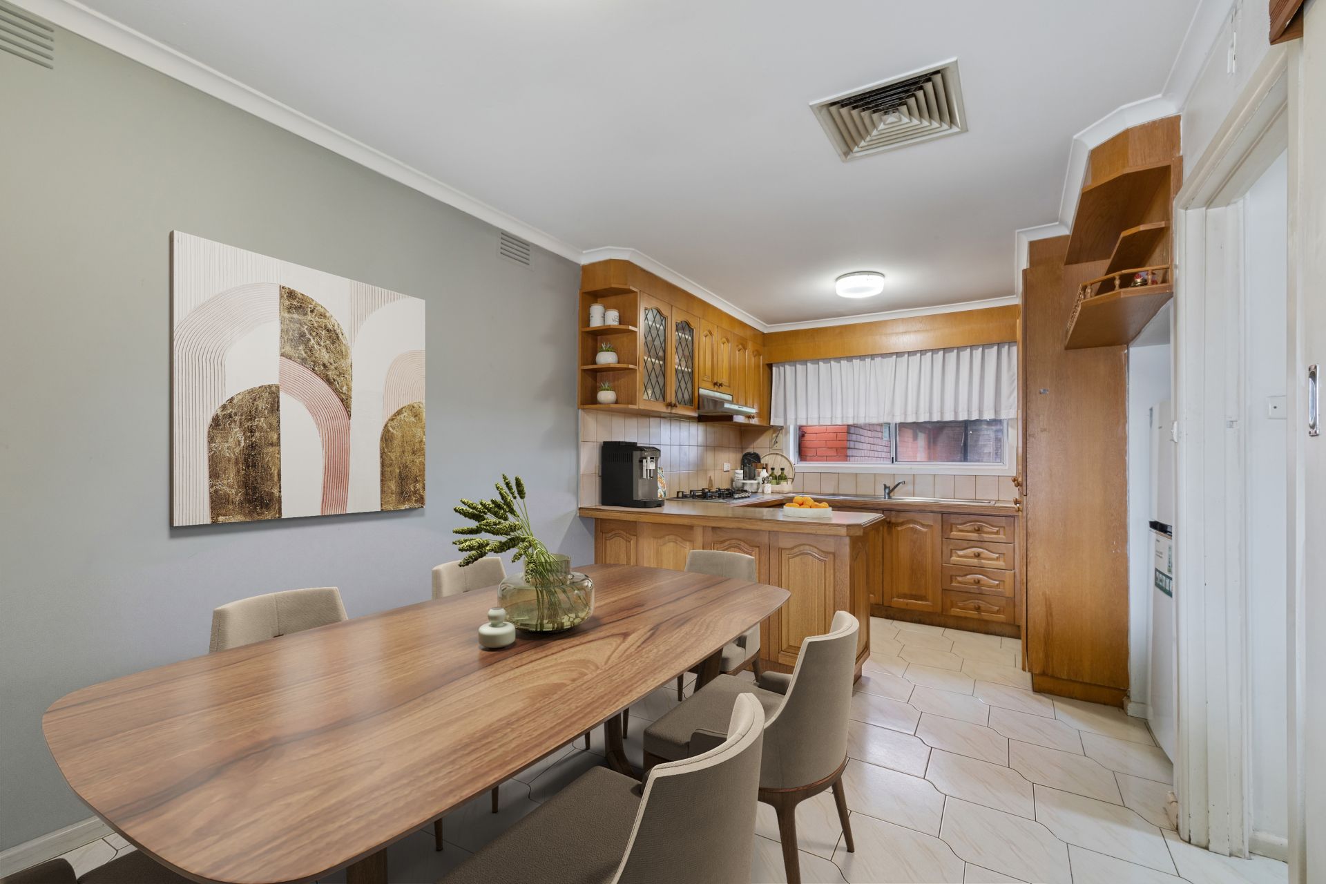 Spacious Family Home With Versatile Bungalow
