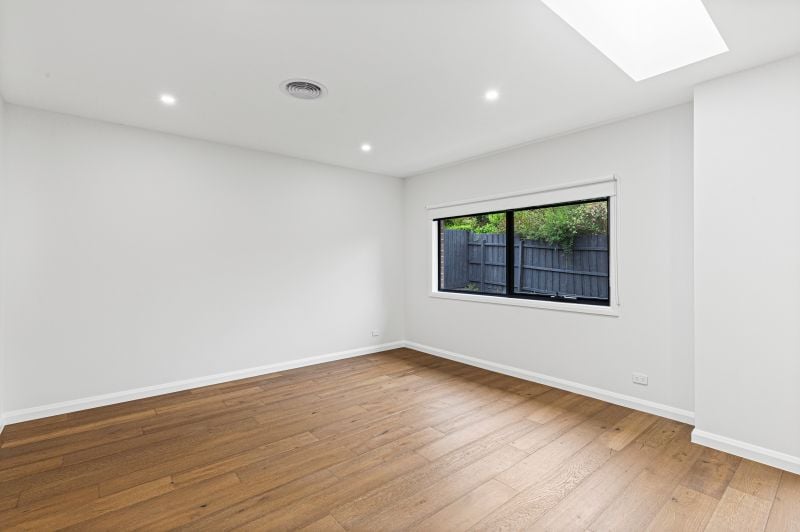 2/12 Allan Avenue, South Morang