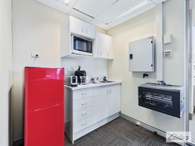 OFFICE OPPORTUNITY OPPOSITE STORY BRIDGE HOTEL!