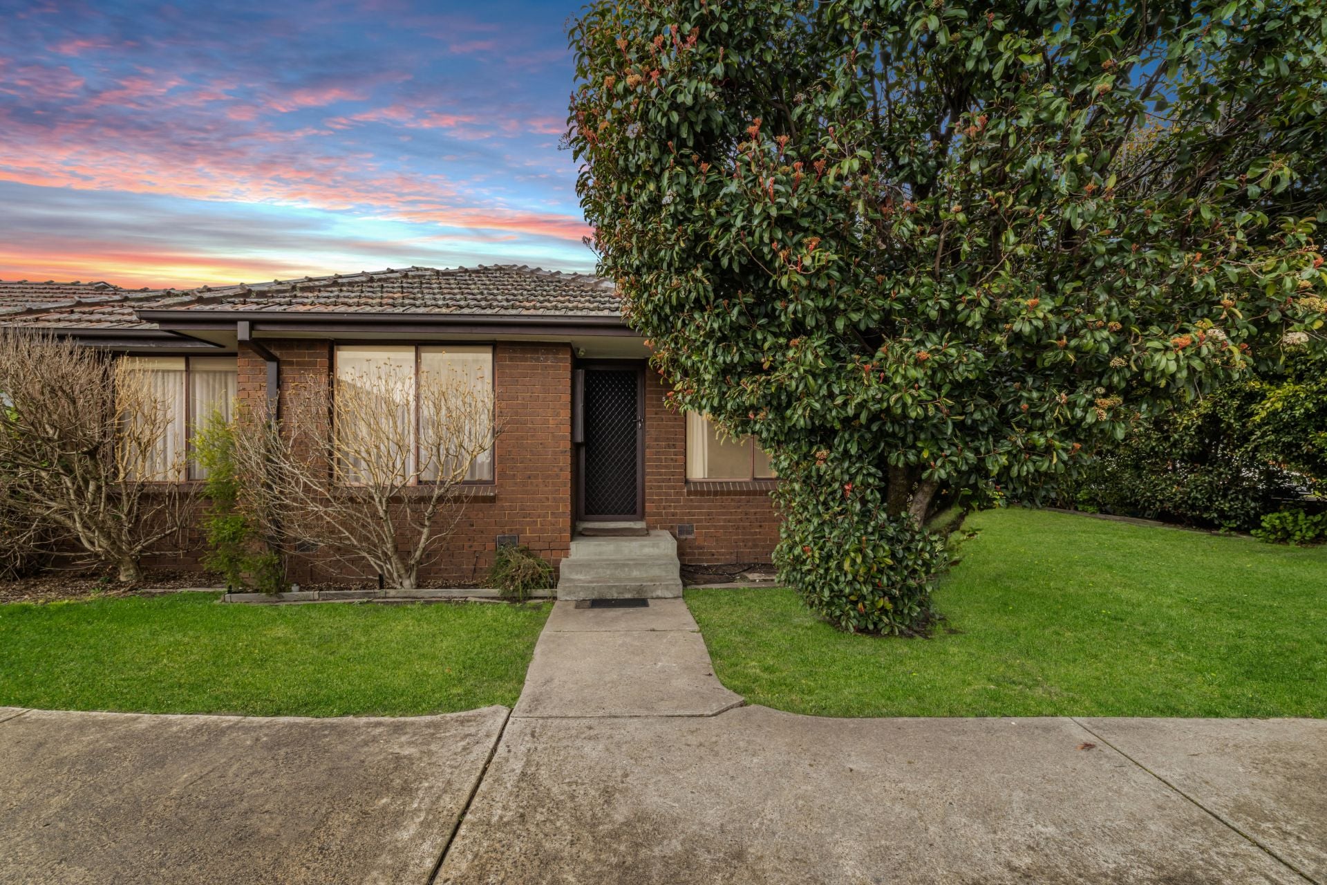 Stylish Single Level Living In A Prime Reservoir Location