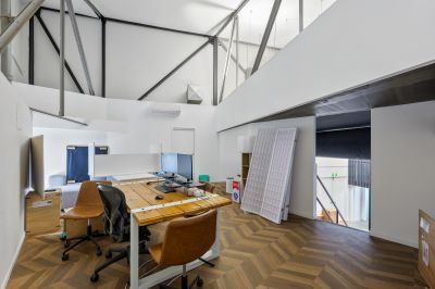 STUNNING INNER CITY SHOWROOM WITH HIGH CEILINGS