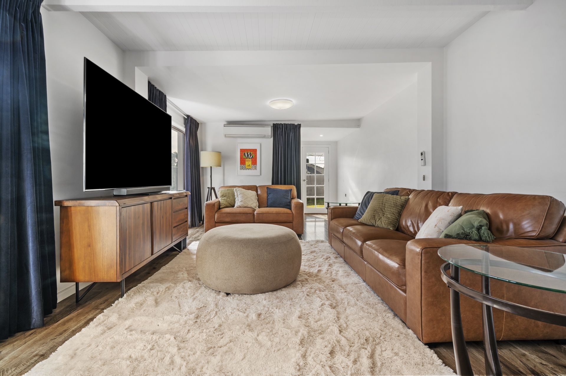 MODERN APPEAL - 5 BEDROOMS,  2 BATHROOMS