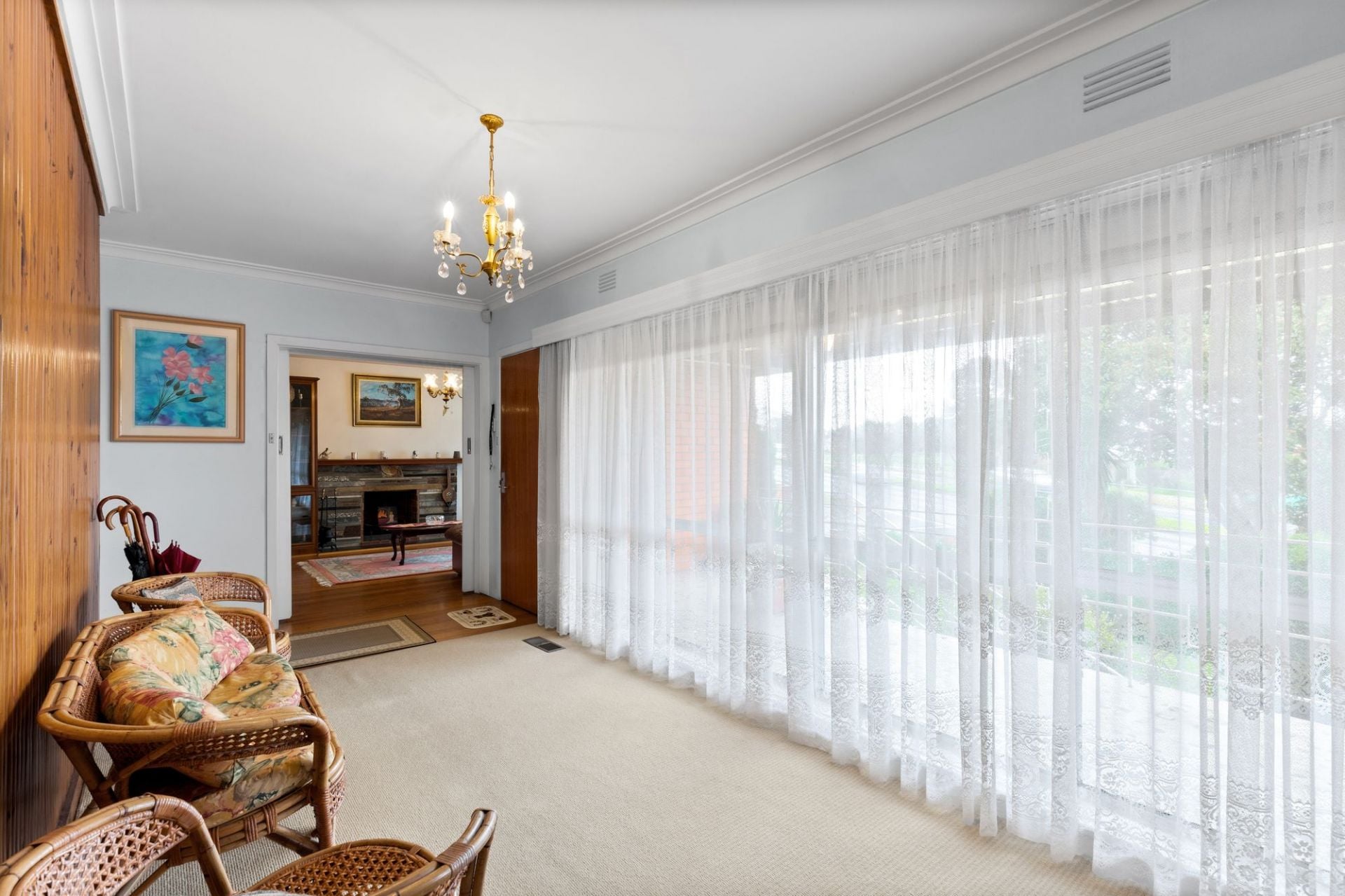 A Family Favorite ….. with 2 Garages !