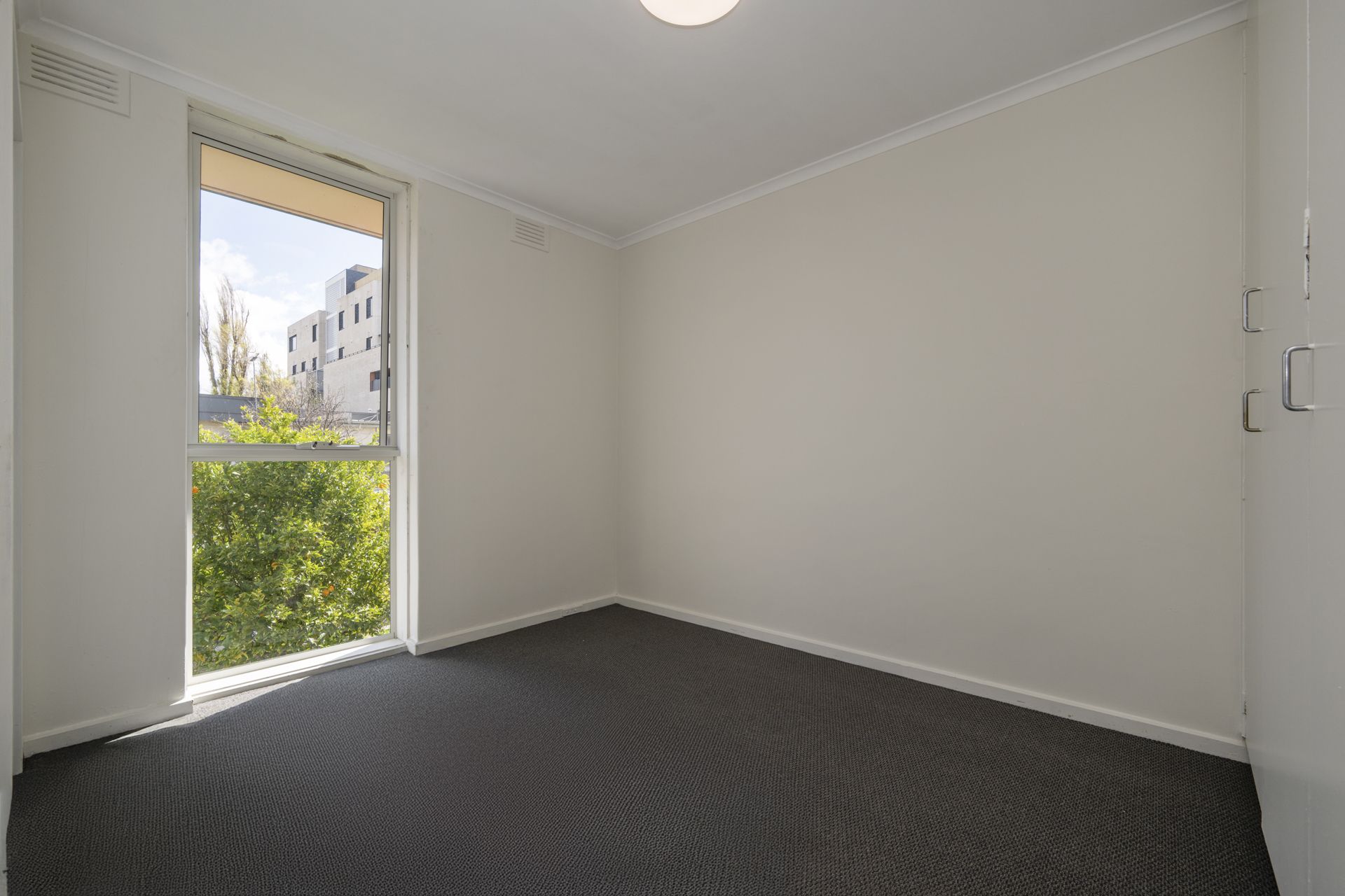 One Bedroom Fully Renovated in the Heart of Thornbury?