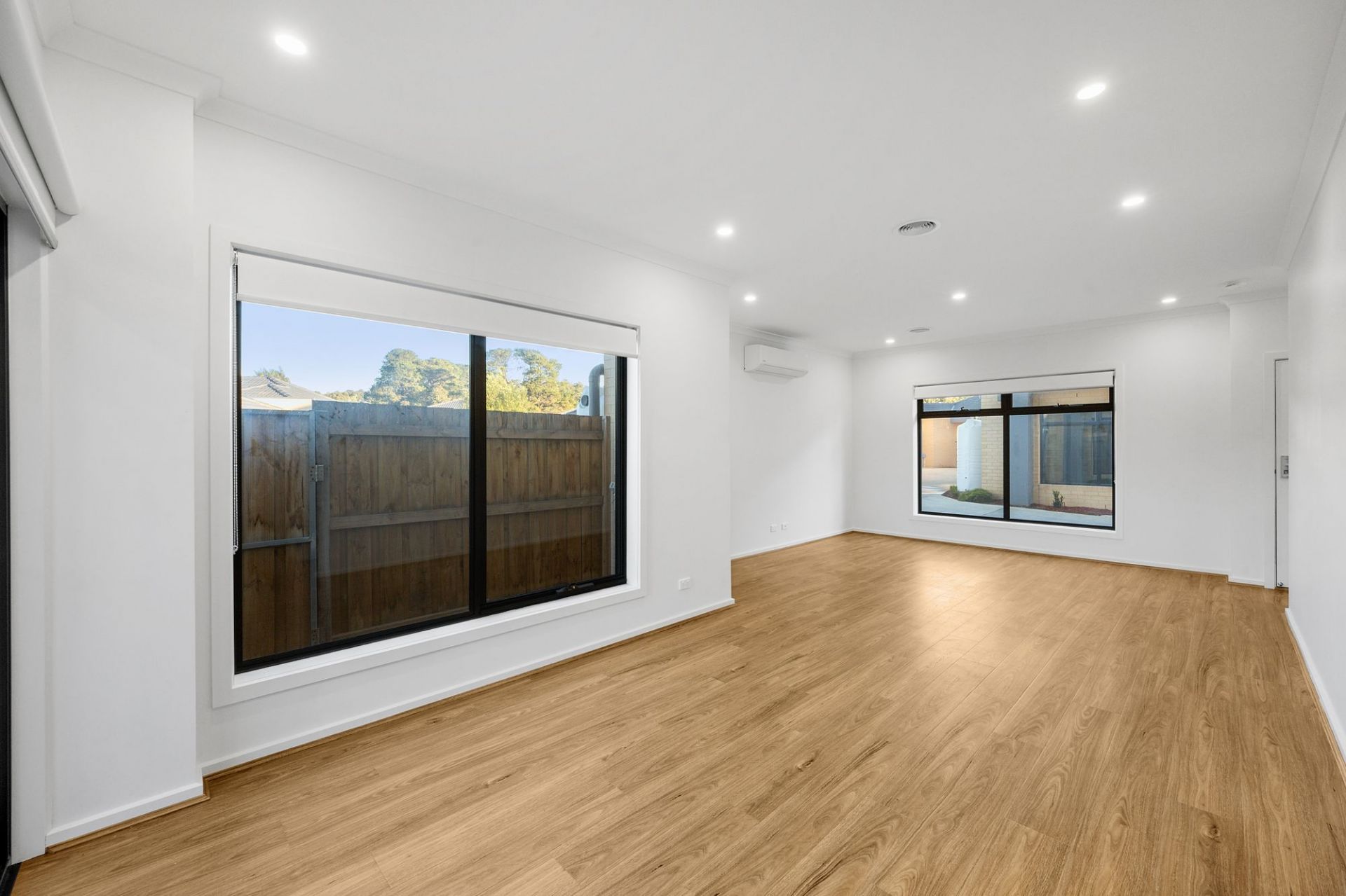 STYLISH 2 BEDDER WITH OPEN STUDY & 2 BATHROOMS