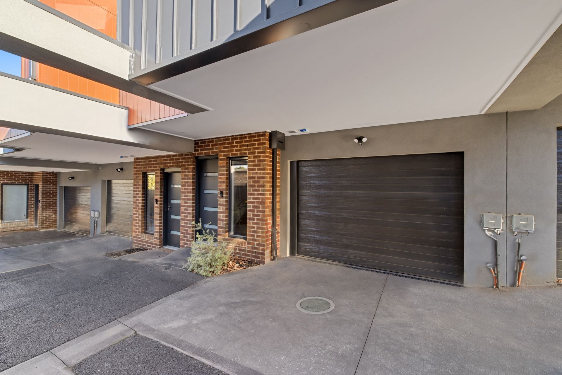 Stylish Two Bedroom Townhouse in Prime Location!