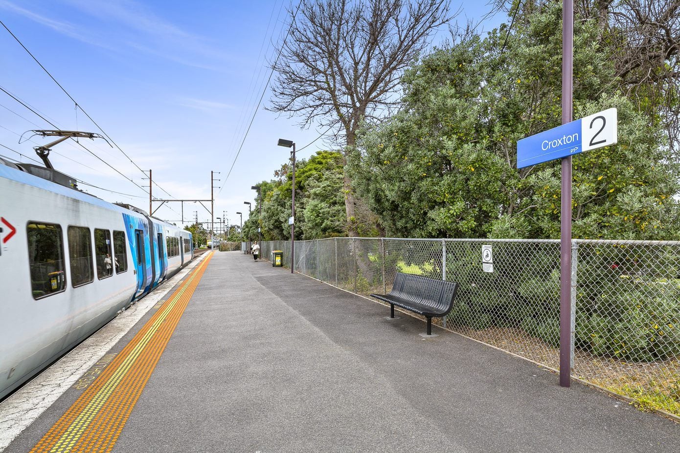 Renovated and Refreshed Apartment opposite Croxton Station