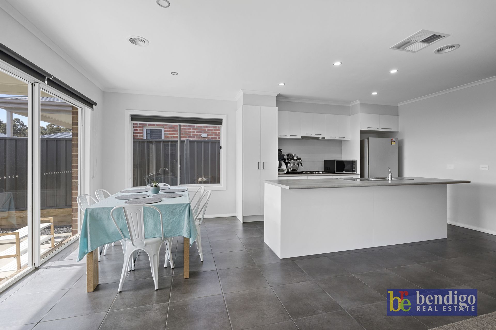 15 Friswell Avenue Flora Hill VIC, Hill - Thumbnail 2