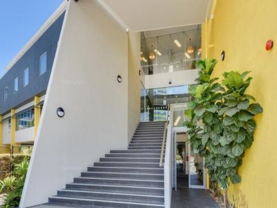 LIGHT FILLED OFFICE WITH 7 ONSITE CAR PARKS!