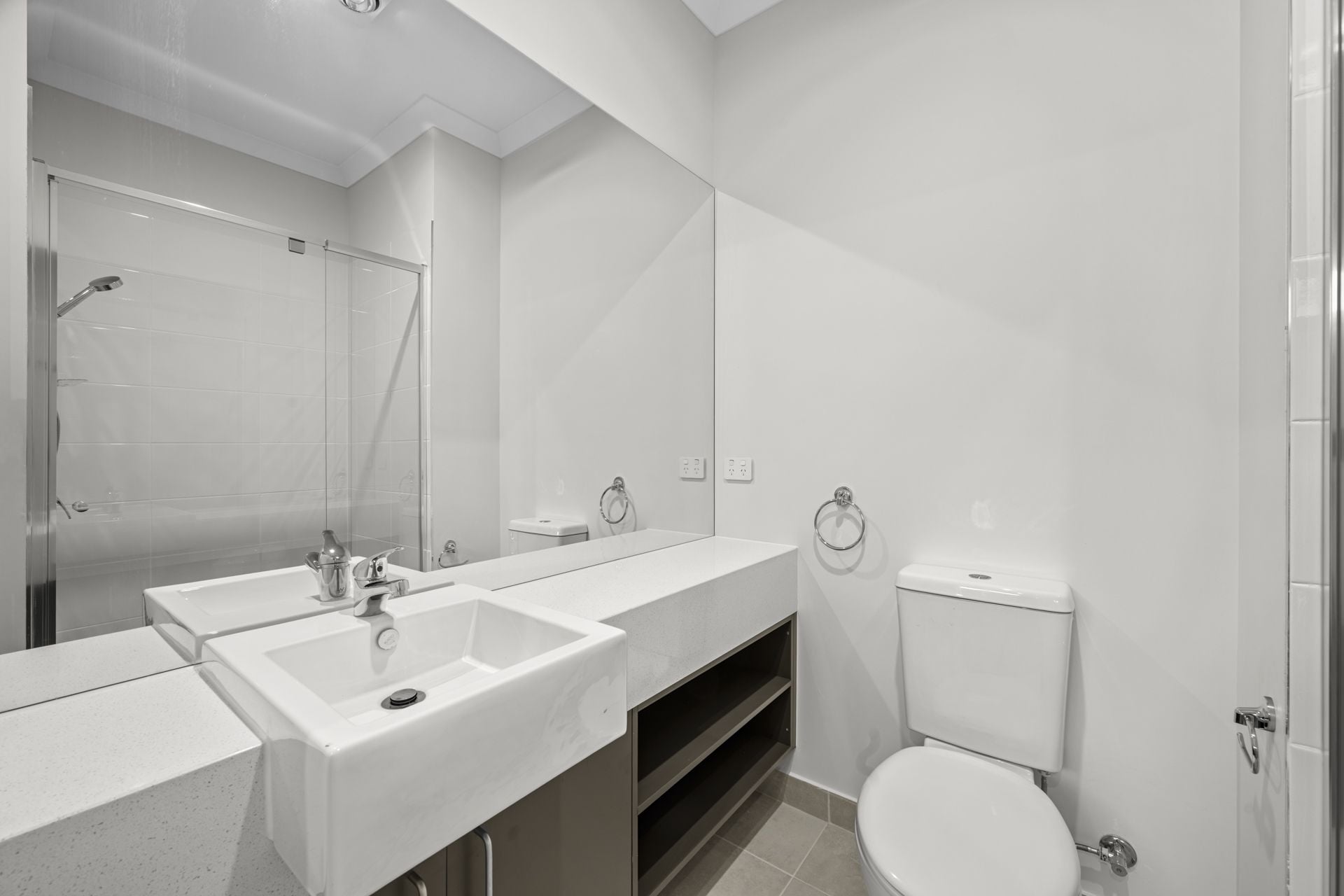 CONTEMPORARY COMFORT MEETS CONVENIENCE