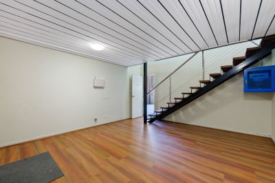 HIGHLY EXPOSED OFFICE / WAREHOUSE ALONG STANLEY STREET!