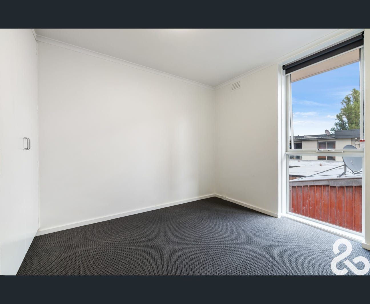 Spacious, Modern and fantastic location.