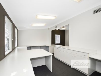 STYLISH WORKERS COTTAGE WITH 6 CARS!