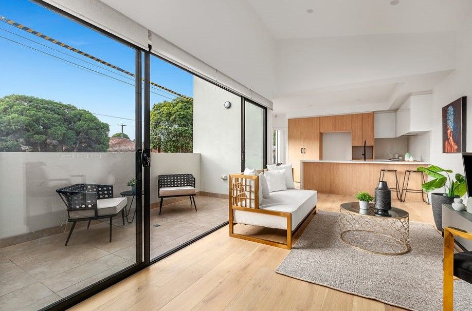 Stunning Apartment with Entertainers' Balcony