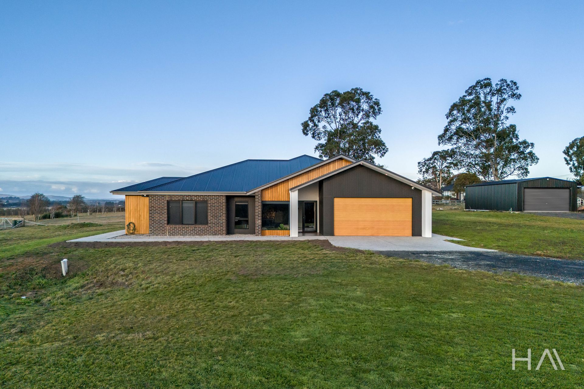 95 Five Acre Row Westbury, Westbury - Thumbnail 2