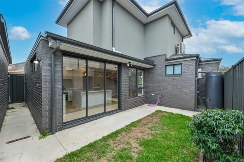 Modern & Low-Maintenance Living in a Prime Hadfield Location