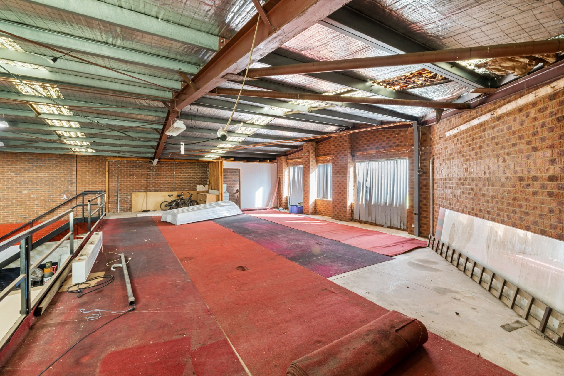 Stand-Alone 556m2 Warehouse Corner Location