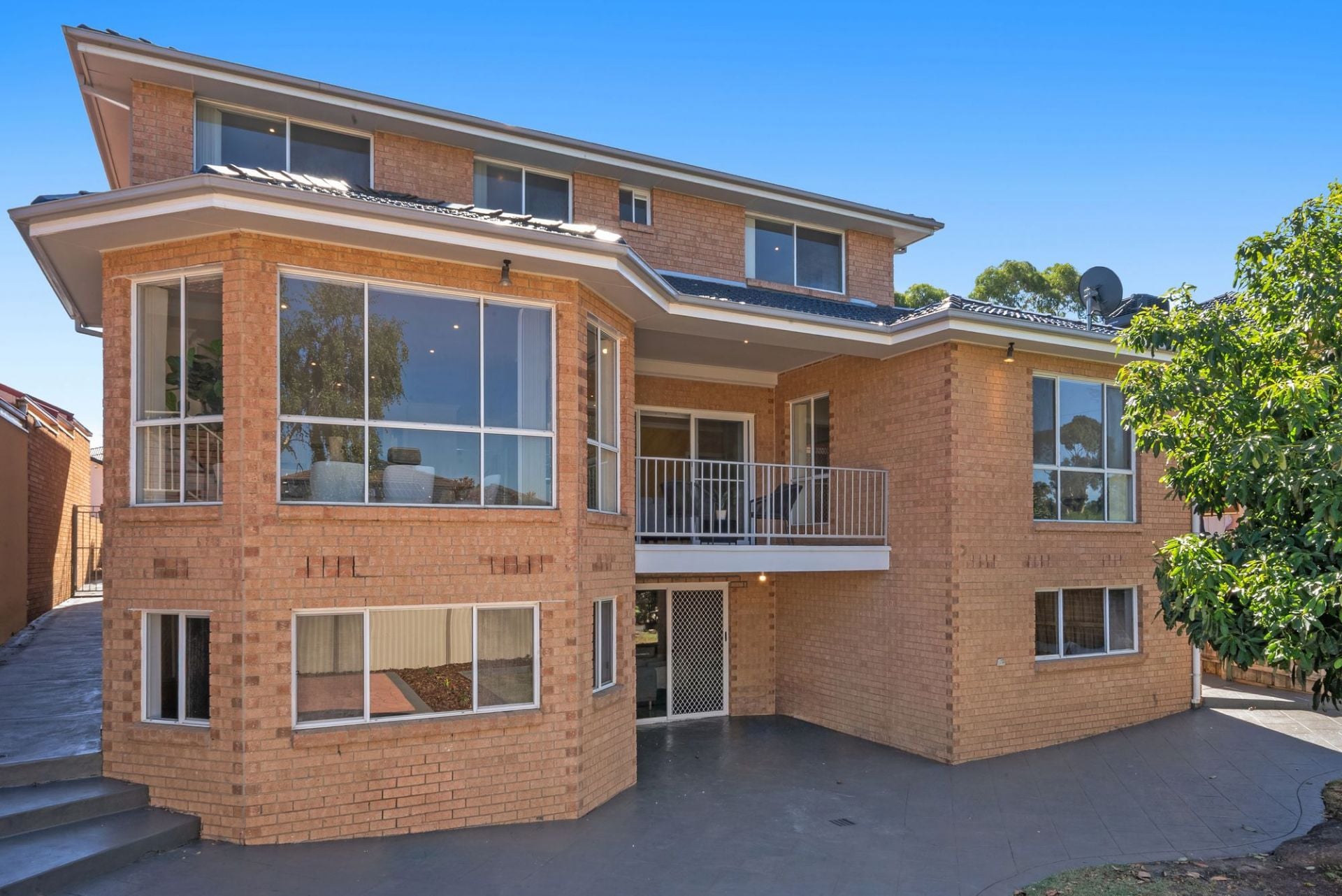 Family Scale Living in a Blue-Chip Mill Park Pocket