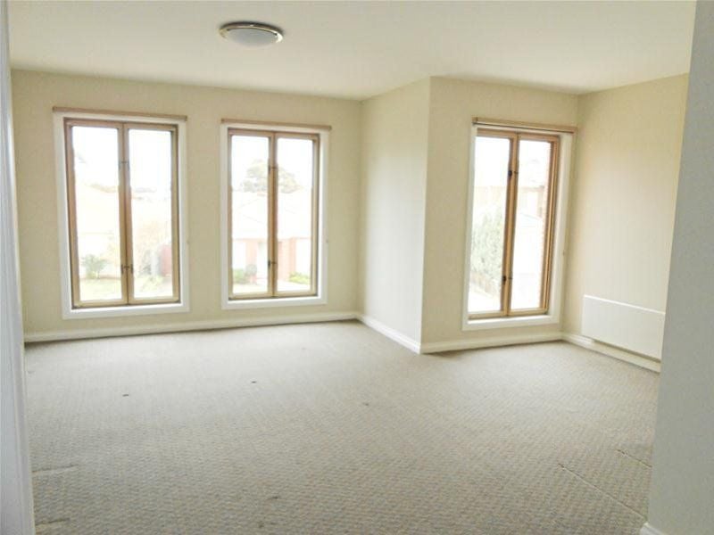 STYLISH TOWNHOUSE IN GREAT LOCATION