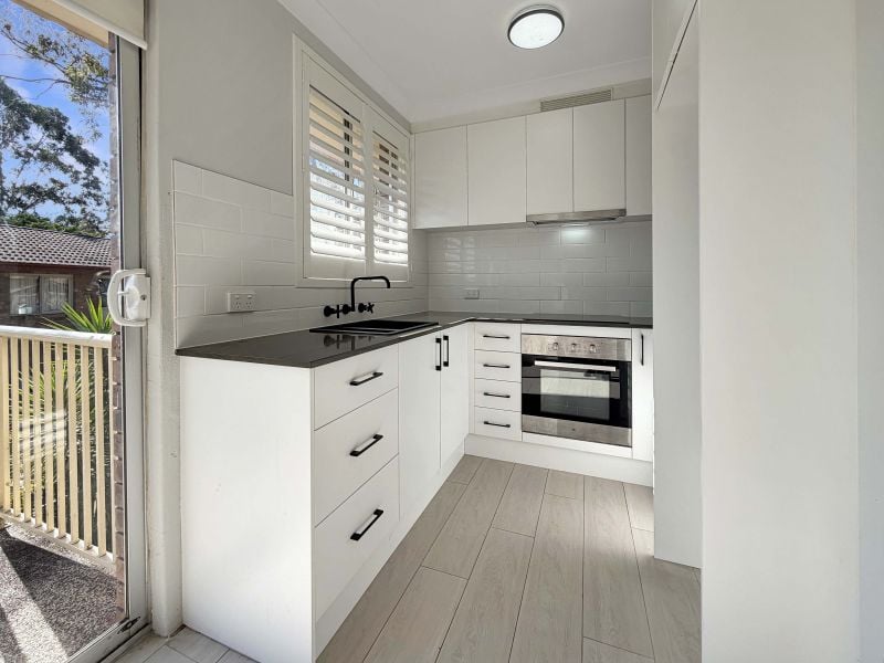 Renovated & Light-Filled Unit in an Ultra-Convenient Location