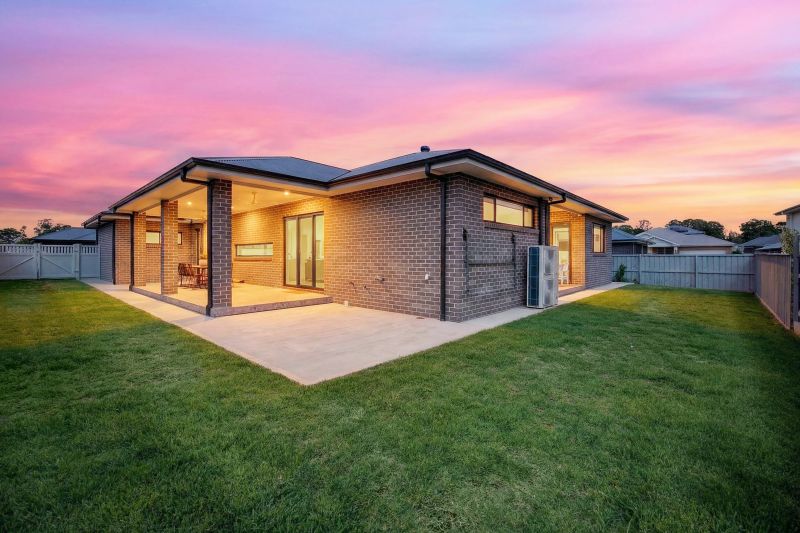 Immaculate Luxury: Seamless Indoor-Outdoor Living